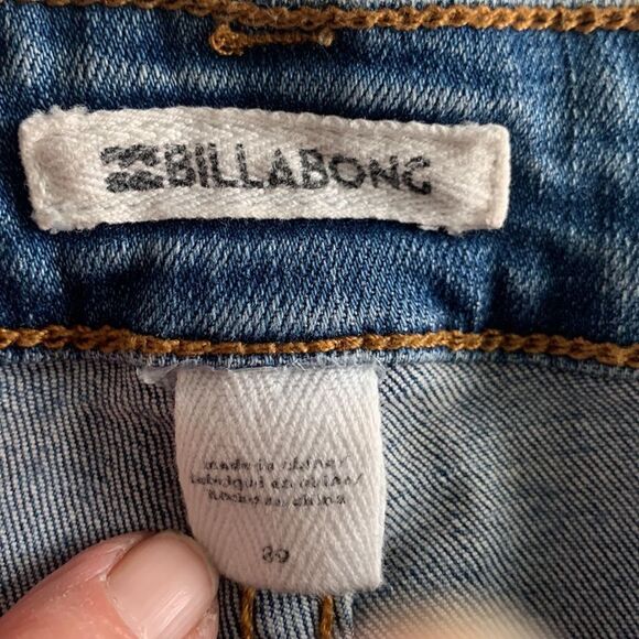 BILLABONG Buttoned-Up Mid Rise Frayed Hem Denim Shorts - Picture 3 of 4